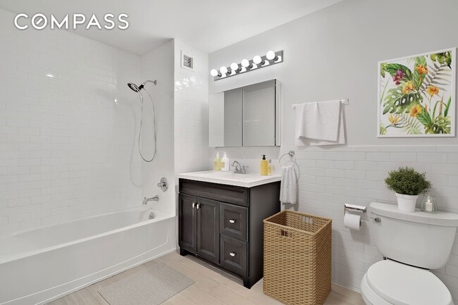 Building Photo - 26-20 14th Pl