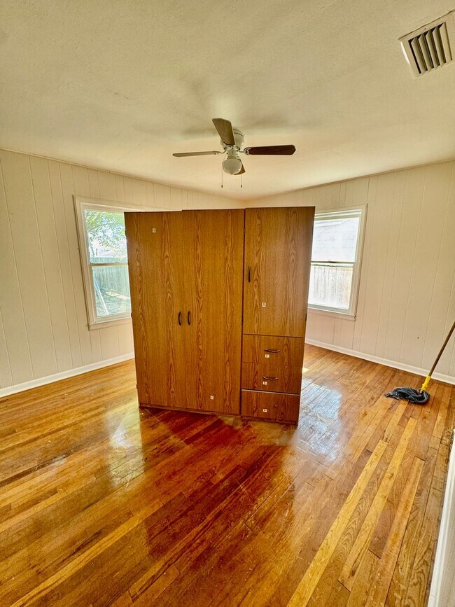 Building Photo - Move-In Special! February Rent Only $199 – Move In ASAP!