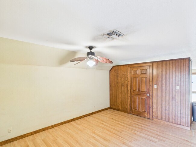 Building Photo - Cozy Apartment