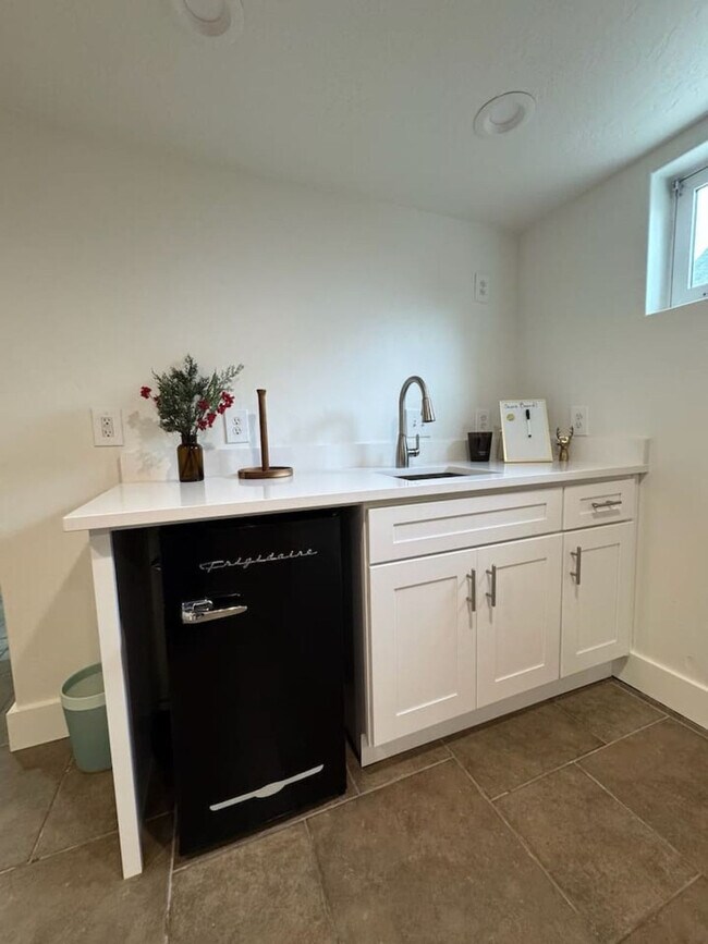 Building Photo - 3076 Melbourne St