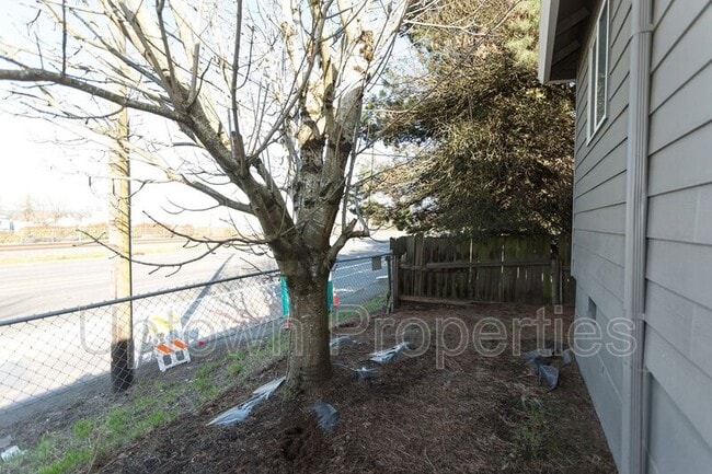 Building Photo - 7230 NE 18th Ave