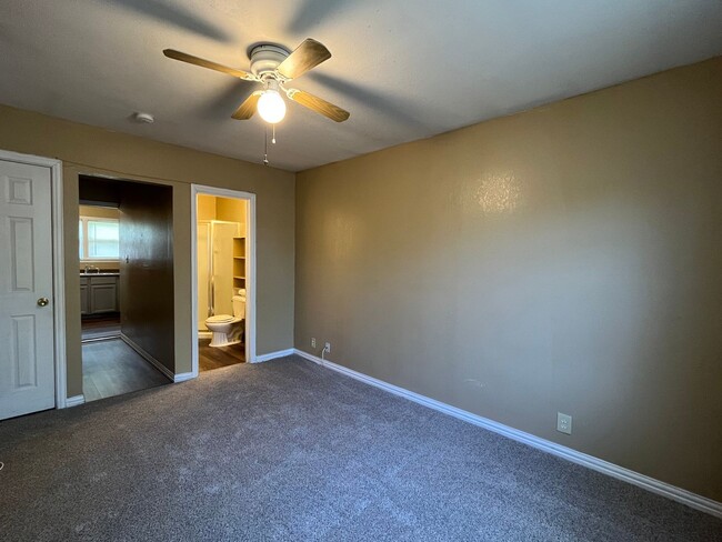 Building Photo - 4 bedroom 2 bath!