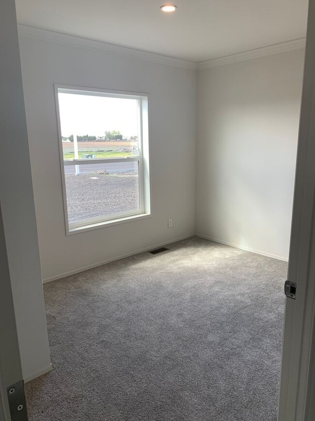 Building Photo - 3 Bedroom 2 Bathroom Charming Home for Rent or Purchase