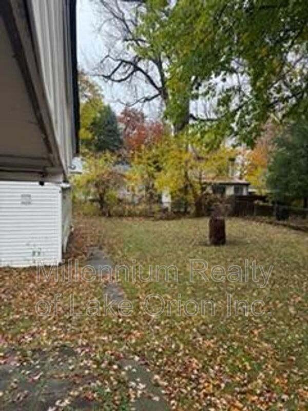 Building Photo - 154 W Madge Ave