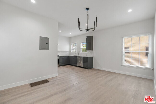 Building Photo - 144 N Swall Dr