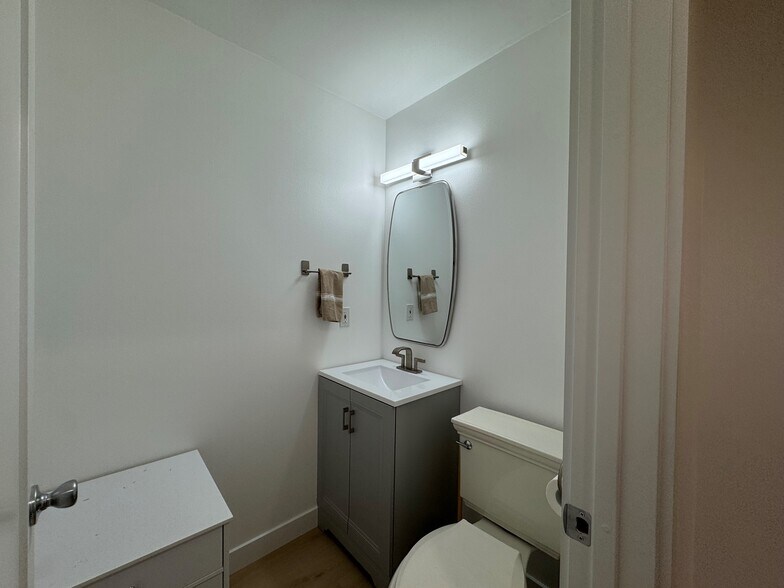 Guest Bathroom - 16762 165th Ave SE