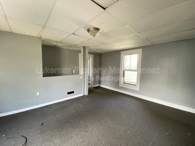 Building Photo - 827 W Cedar St