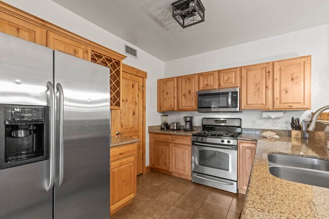 Building Photo - Stunning Furnished Park City Condo