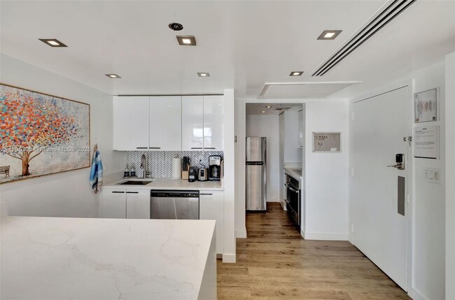 Building Photo - 834 Ocean Dr