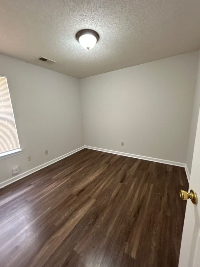 Building Photo - Cozy 3 bedroom/2 Bath townhome with vaulte...