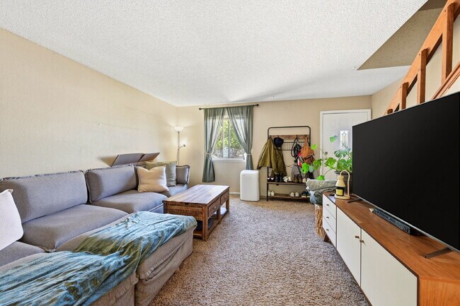 Building Photo - $1,695.95 - 2 Bed, 1 Bath Townhome In Denver with In Unit Laundry!