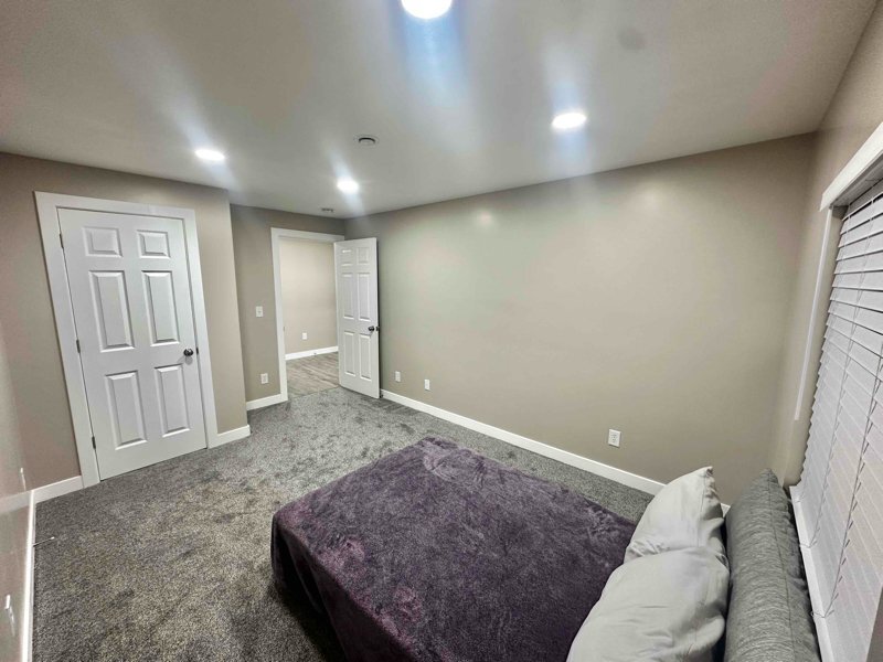 Building Photo - 1976 80 N