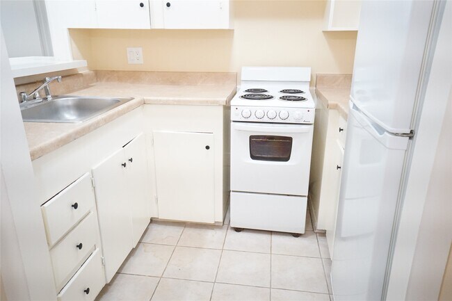 Building Photo - 2414 Mimosa Dr