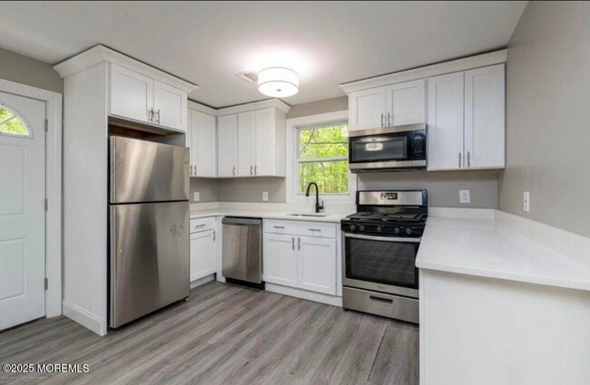 Building Photo - 27 Maida Ln