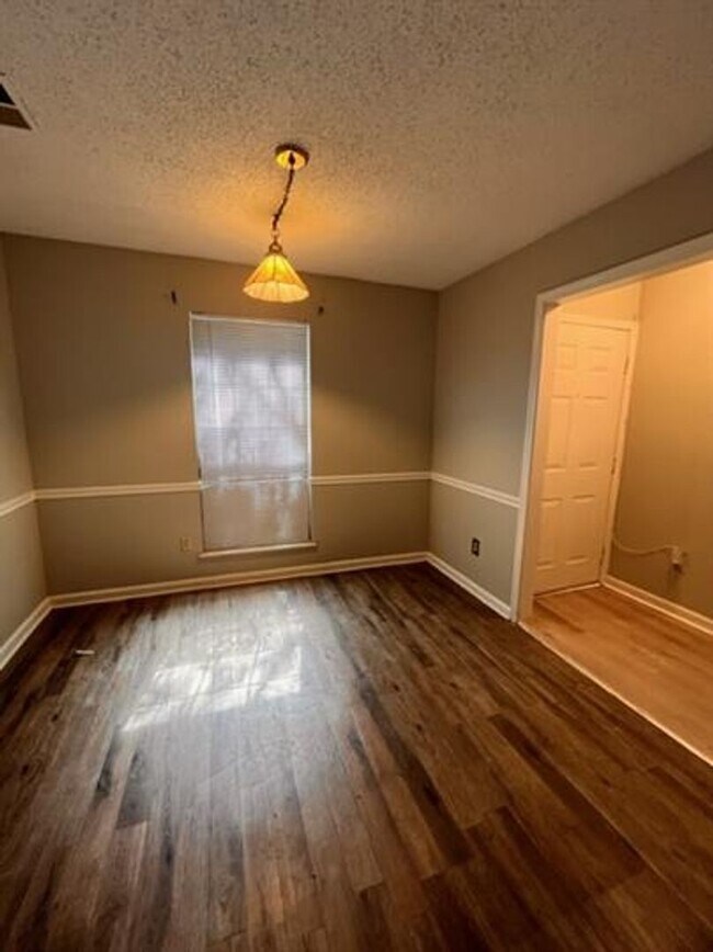 Building Photo - ~HALF OFF FIRST MONTH'S RENT~ Charming 3-Bedroom Home in Bartlett-Spacious & Move-In Ready!