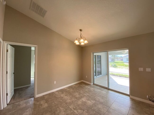 Building Photo - Desirable SE Ocala neighborhood 3/2/2 ** Wont Last**