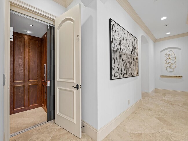 Building Photo - 639 Middle River Dr