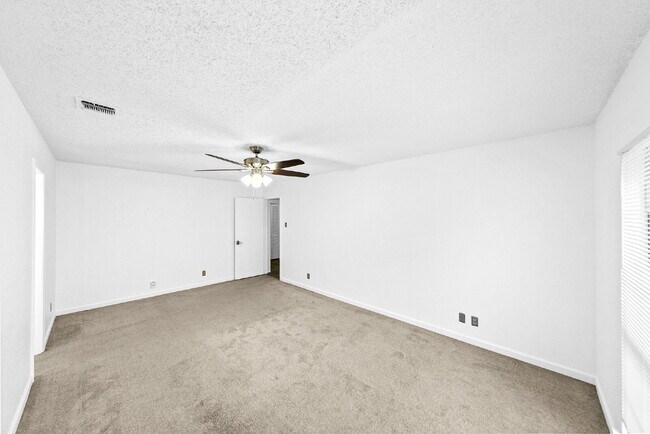 Building Photo - MINUTES FROM LACKLAND, MILES FROM BORING