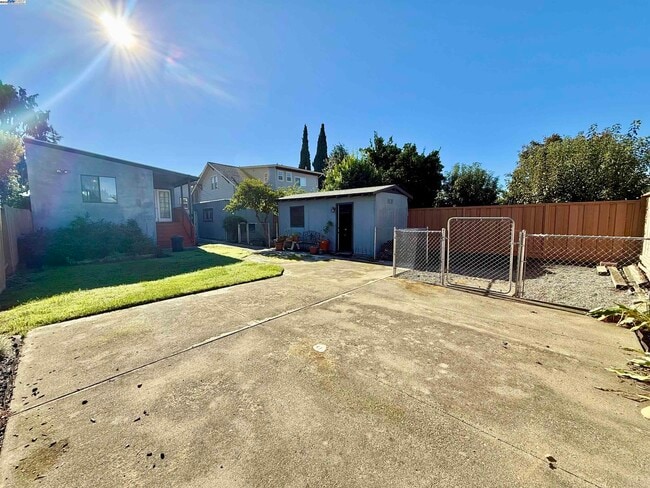 Building Photo - 252 Stoakes Ave