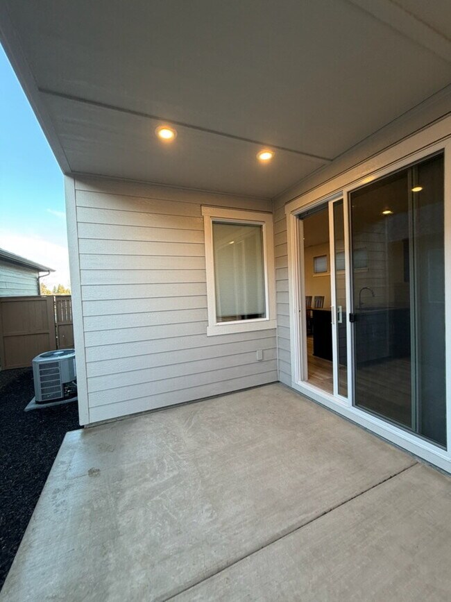 Building Photo - Attractive Modern Easton 3 Bedroom Home