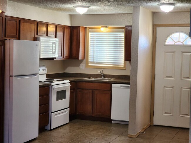 Building Photo - $1,000.00 OFF 1ST FULL MONTH'S RENT Pet-friendly Townhouse Near Parks and Downtown Newberg - Show...