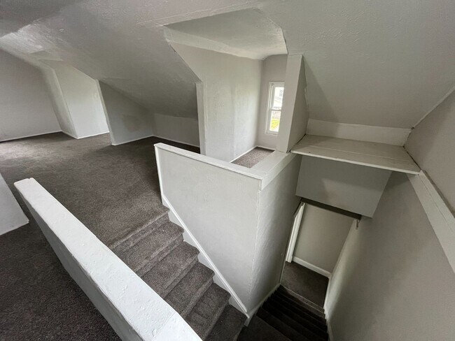 Building Photo - Three bedroom one bathroom single family home for rent MOVE IN SPECIAL - HALF OFF FIRST MONTHS RENT