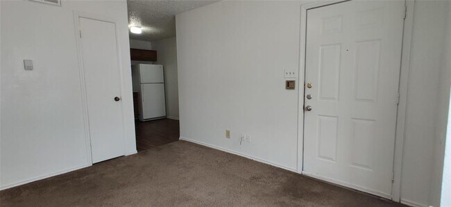 Building Photo - 1712 Crestpoint Dr