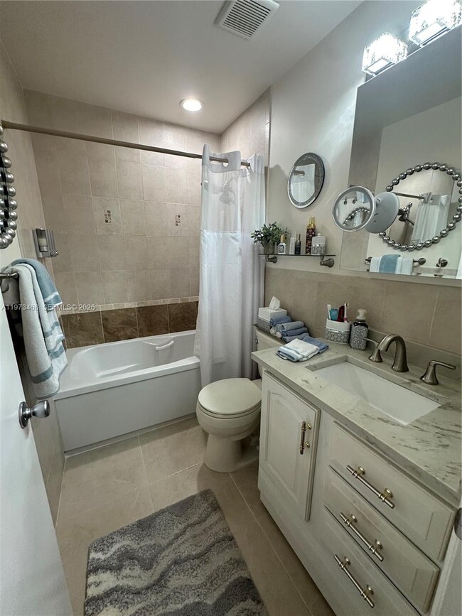 Building Photo - 323 Burgundy G