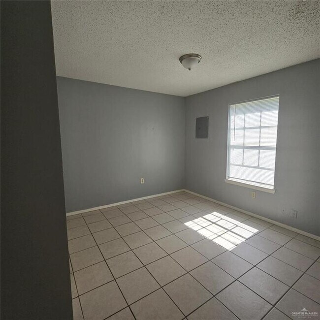 Building Photo - 9 South Dr