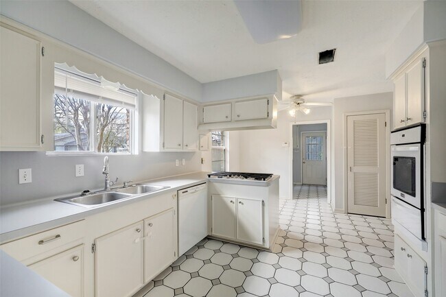 Building Photo - 8730 Cedarspur Dr