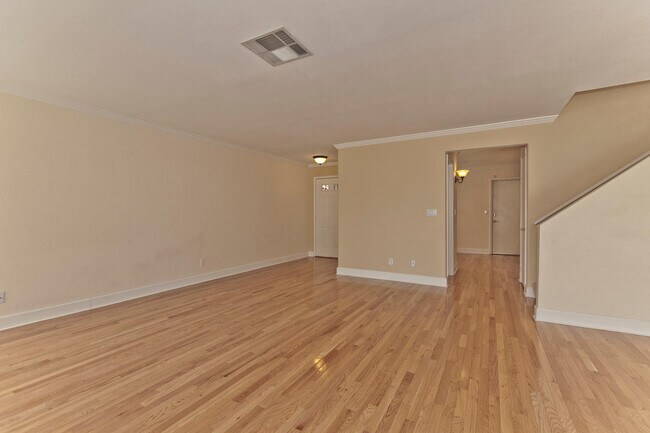 Building Photo - Beautiful home in the Lakes