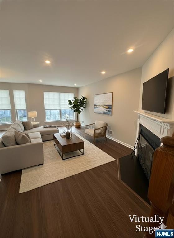 Building Photo - 686 Plum Terrace