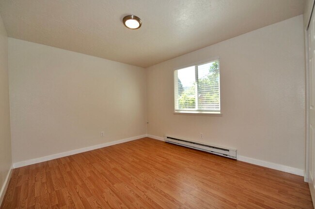 Building Photo - 1526 E Mary Ln