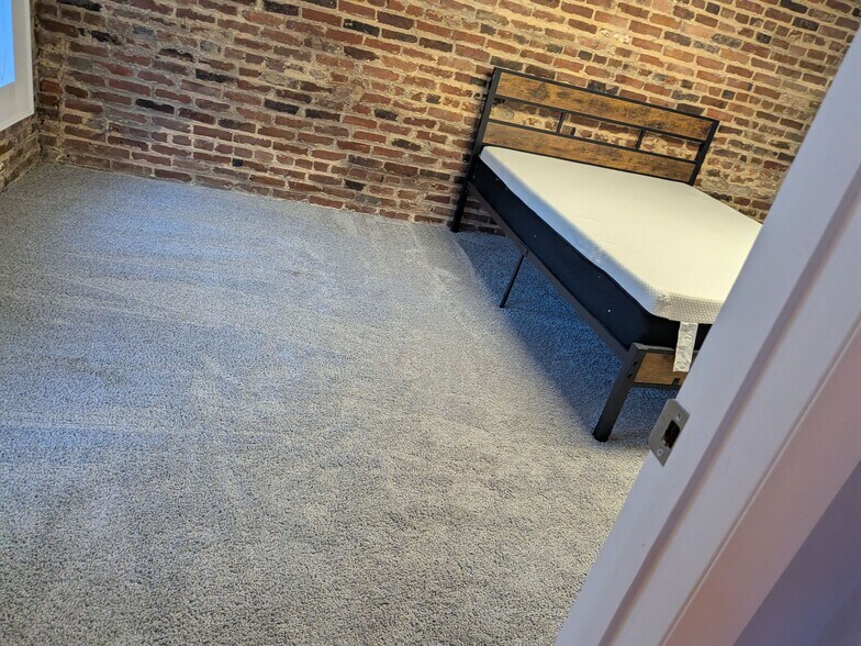 Building Photo - 409 S Spring St