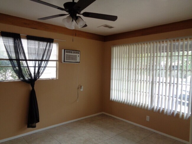 Building Photo - #1049-Tay