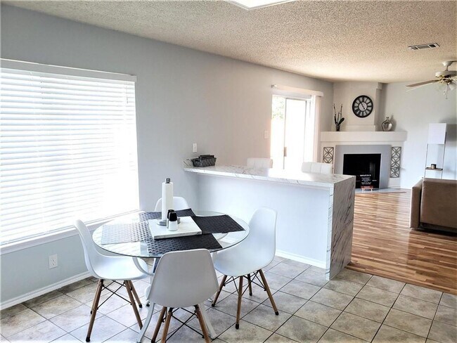 Building Photo - 2960 Donnell Dr