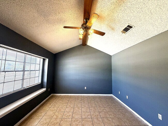 Building Photo - 306 North Dr