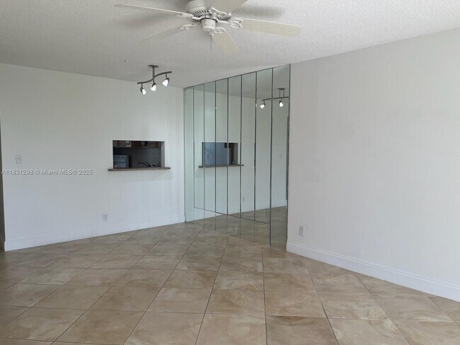 Building Photo - 950 Hillcrest Dr
