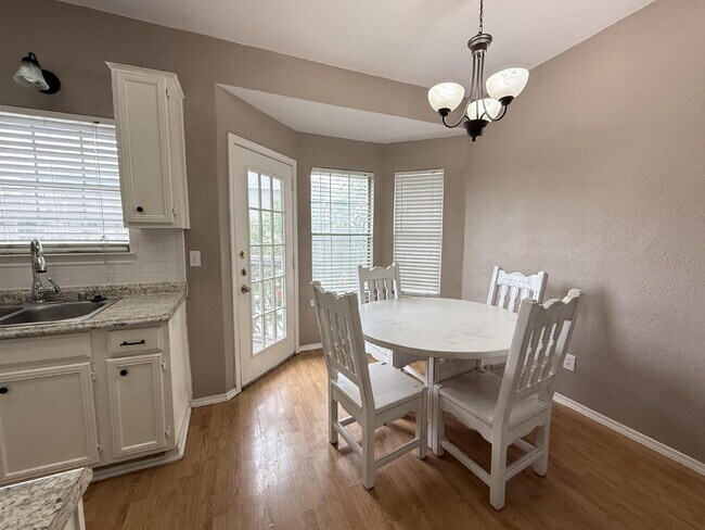 Building Photo - Spacious 2 Bed, 2.5 Bath Condo on Speight Ave with Private Porch & Community Pool