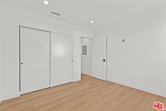 Building Photo - 3647 Grand View Blvd