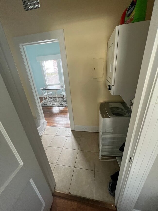Building Photo - 2 bedroom Grid House for rent!