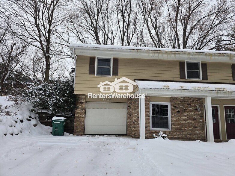 Building Photo - 5580 Shorewood Ln