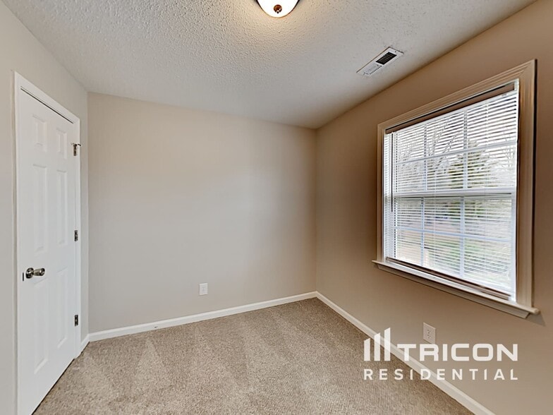 Building Photo - 3016 Queensdale Dr