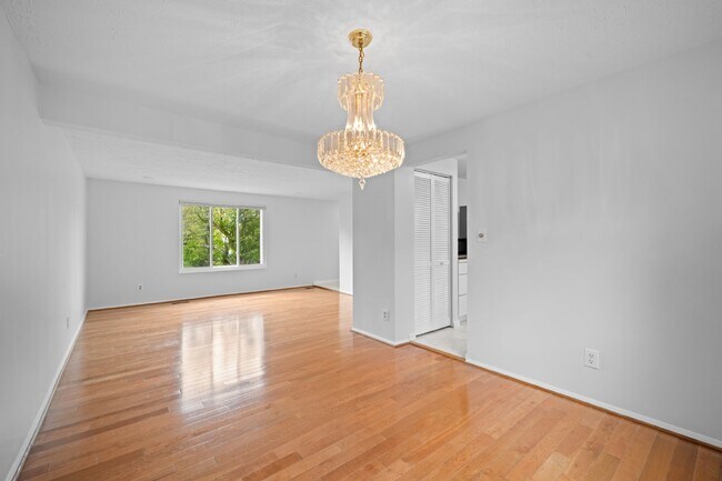 Building Photo - Discover Your Dream Home: Modern Comfort M...