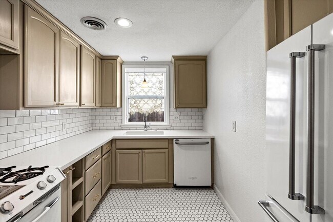 Building Photo - 5522 Avenue O 1/2