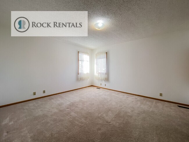 Building Photo - 14 Des Moines Ave