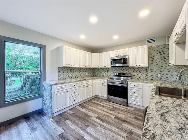 Building Photo - 210 15th St E