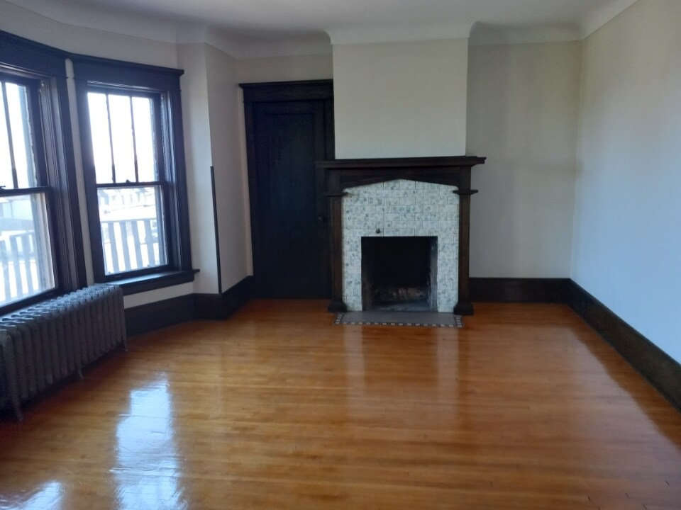 Building Photo - 1111 E 4th St