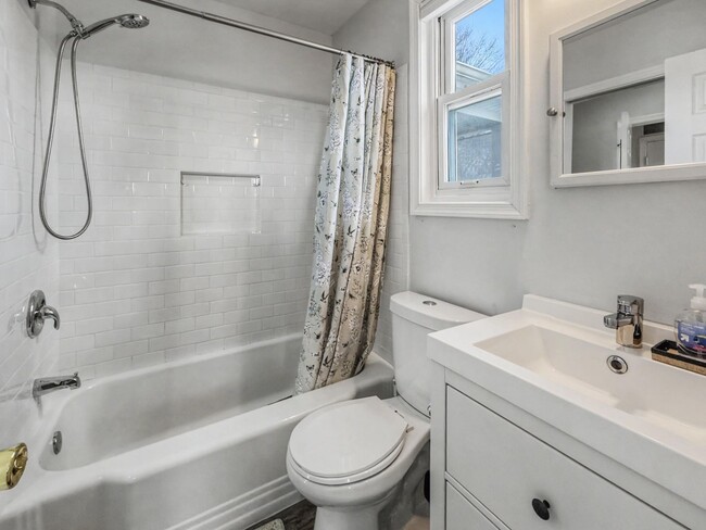 Building Photo - Furnished 4BD 2BA Home with Two kitchens, Basement, and Garage!