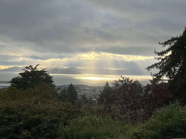 Building Photo - 1072 Keeler Ave